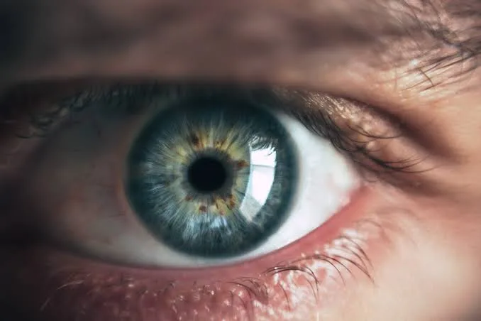 ¿Qué es el mal de ojo y por qué tantas personas creen en él? Descubre su origen, historia, significado, los amuletos más conocidos y qué explica la ciencia sobre esta antigua creencia.