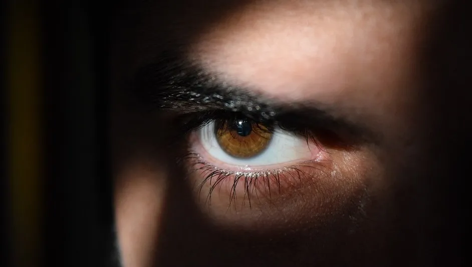 ¿Qué es el mal de ojo y por qué tantas personas creen en él? Descubre su origen, historia, significado, los amuletos más conocidos y qué explica la ciencia sobre esta antigua creencia.