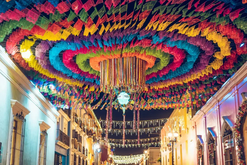 El papel picado es uno de los elementos más representativos del arte popular mexicano y se utiliza para decorar en celebraciones religiosas, patrias e incluso familiares. Descubre cómo nació el papel picado una expresión del arte popular mexicano.