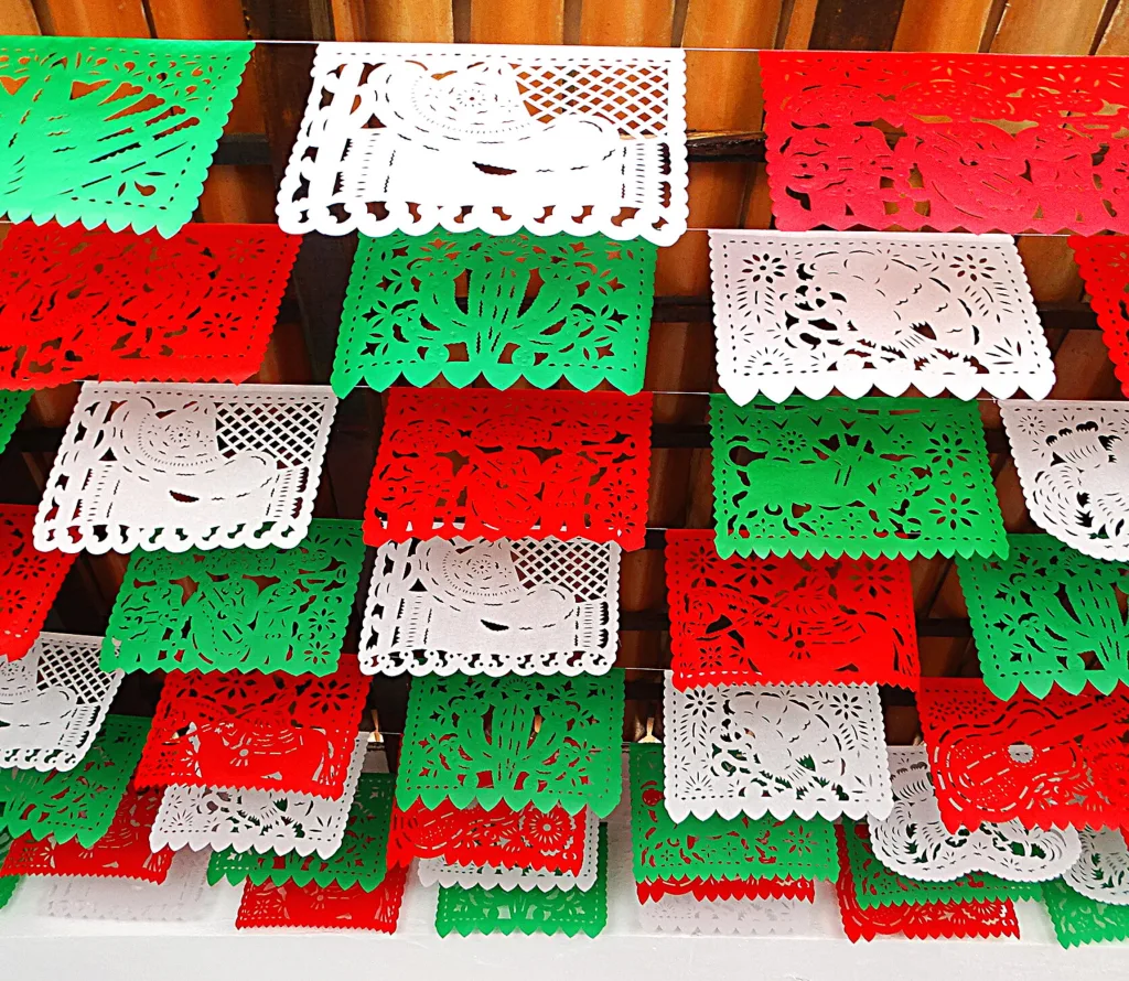 El papel picado es uno de los elementos más representativos del arte popular mexicano y se utiliza para decorar en celebraciones religiosas, patrias e incluso familiares. Descubre cómo nació el papel picado una expresión del arte popular mexicano.