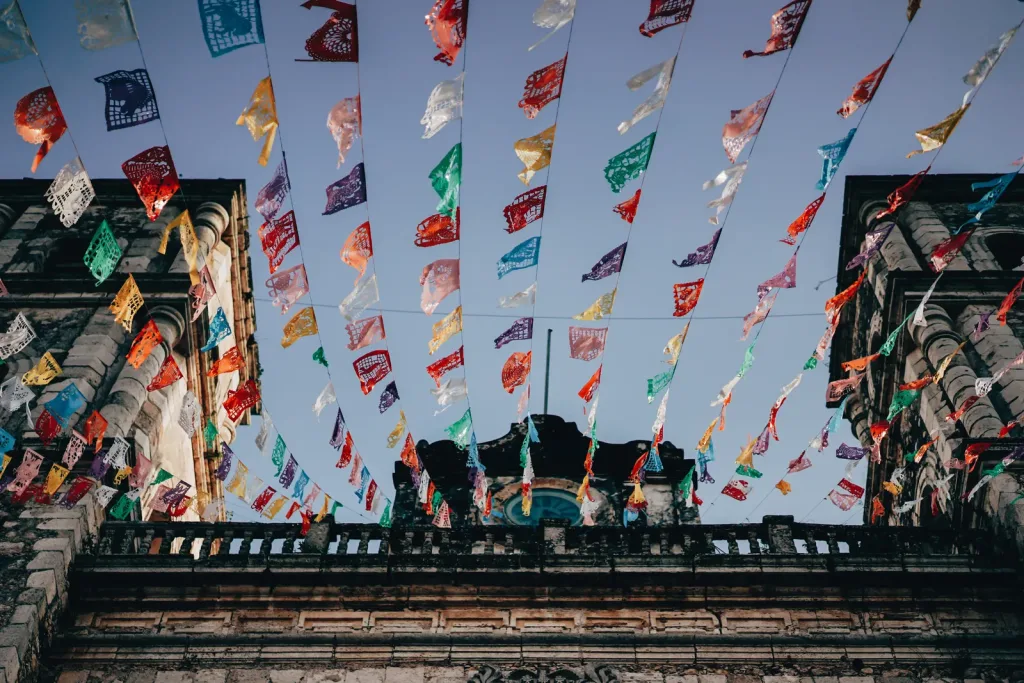 El papel picado es uno de los elementos más representativos del arte popular mexicano y se utiliza para decorar en celebraciones religiosas, patrias e incluso familiares. Descubre cómo nació el papel picado una expresión del arte popular mexicano.