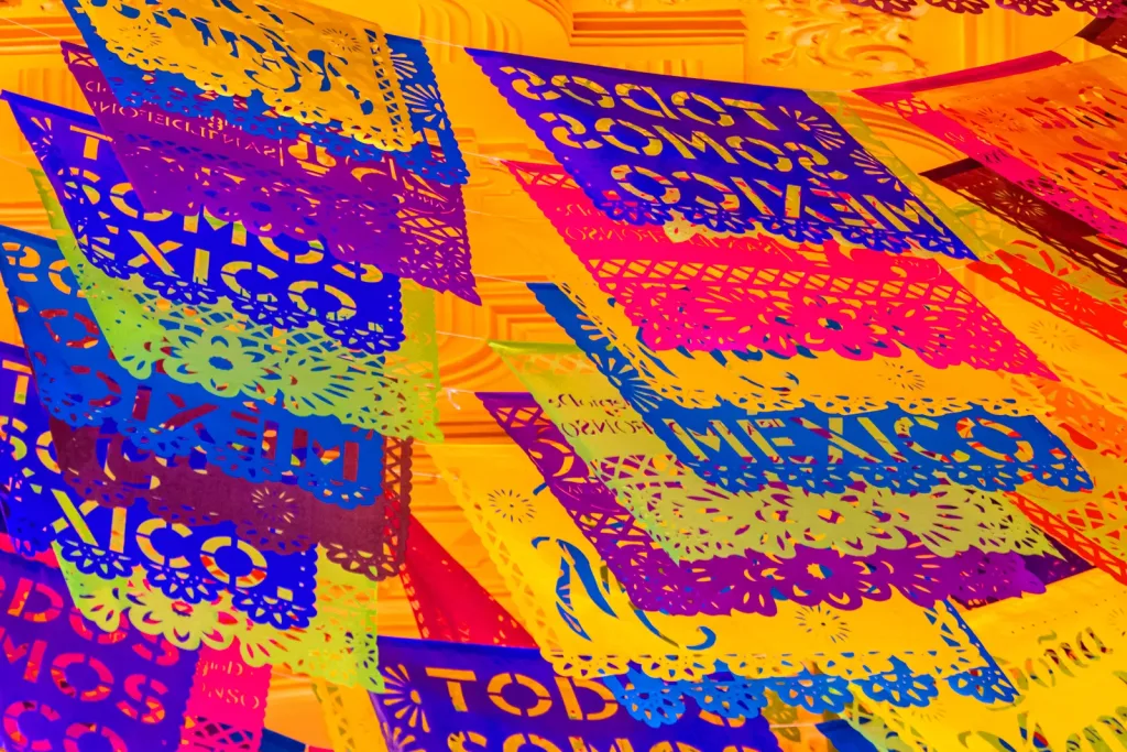 El papel picado es uno de los elementos más representativos del arte popular mexicano y se utiliza para decorar en celebraciones religiosas, patrias e incluso familiares. Descubre cómo nació el papel picado una expresión del arte popular mexicano.