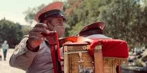 Descubre el origen de los organilleros de México, cómo llegaron al país, cuál es la historia de sus emblemáticos organillos y por qué este tradicional oficio sigue siendo parte de la identidad cultural mexicana.
