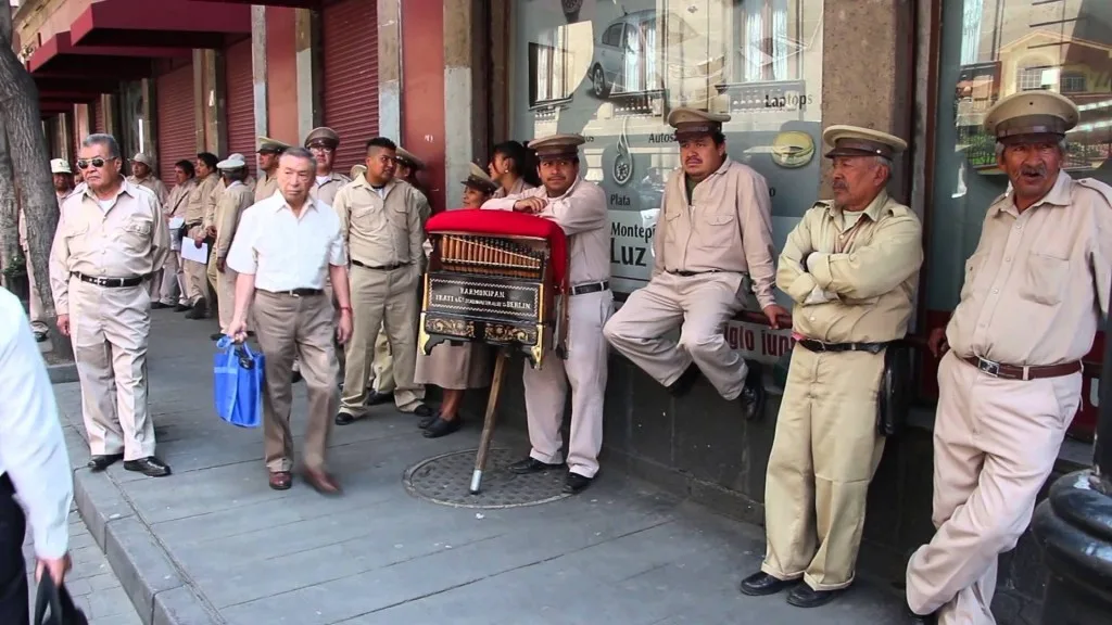 Descubre el origen de los organilleros de México, cómo llegaron al país, cuál es la historia de sus emblemáticos organillos y por qué este tradicional oficio sigue siendo parte de la identidad cultural mexicana.