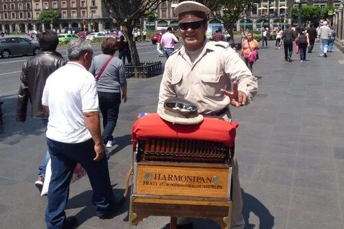 Descubre el origen de los organilleros de México, cómo llegaron al país, cuál es la historia de sus emblemáticos organillos y por qué este tradicional oficio sigue siendo parte de la identidad cultural mexicana.