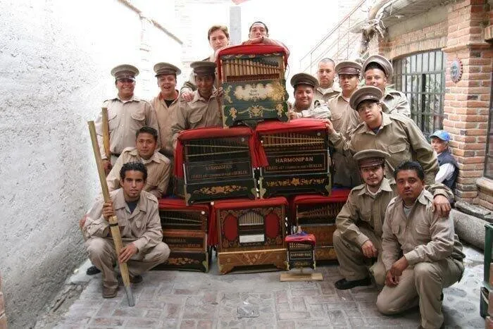 Descubre el origen de los organilleros de México, cómo llegaron al país, cuál es la historia de sus emblemáticos organillos y por qué este tradicional oficio sigue siendo parte de la identidad cultural mexicana.