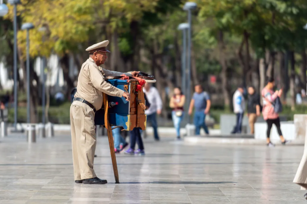 Descubre el origen de los organilleros de México, cómo llegaron al país, cuál es la historia de sus emblemáticos organillos y por qué este tradicional oficio sigue siendo parte de la identidad cultural mexicana.