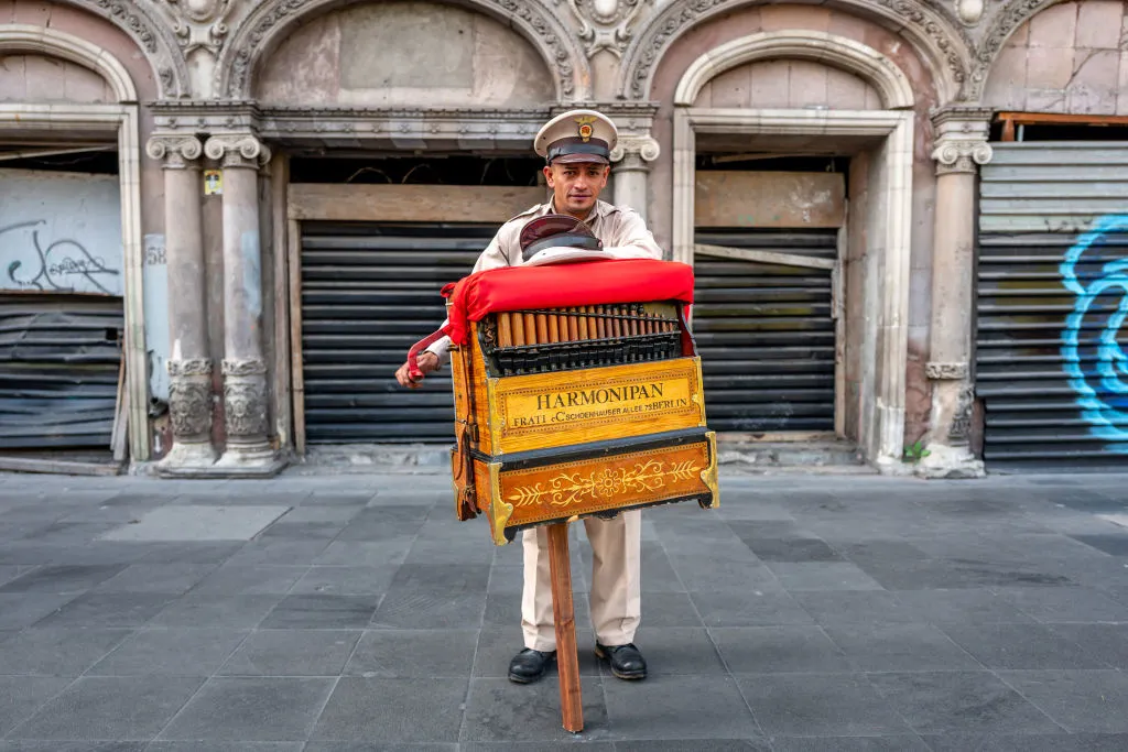 Descubre el origen de los organilleros de México, cómo llegaron al país, cuál es la historia de sus emblemáticos organillos y por qué este tradicional oficio sigue siendo parte de la identidad cultural mexicana.