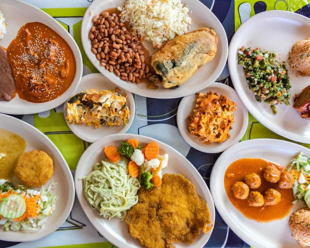 Descubre qué significa realmente la comida corrida, cuál es su origen, por qué recibe ese nombre y cómo se convirtió en una de las tradiciones gastronómicas más importantes de México.