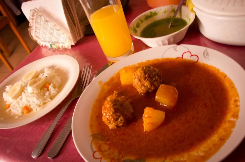Descubre qué significa realmente la comida corrida, cuál es su origen, por qué recibe ese nombre y cómo se convirtió en una de las tradiciones gastronómicas más importantes de México.