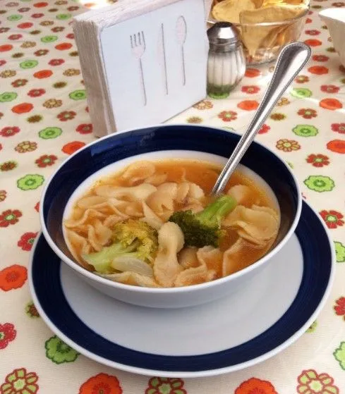 Descubre qué significa realmente la comida corrida, cuál es su origen, por qué recibe ese nombre y cómo se convirtió en una de las tradiciones gastronómicas más importantes de México.