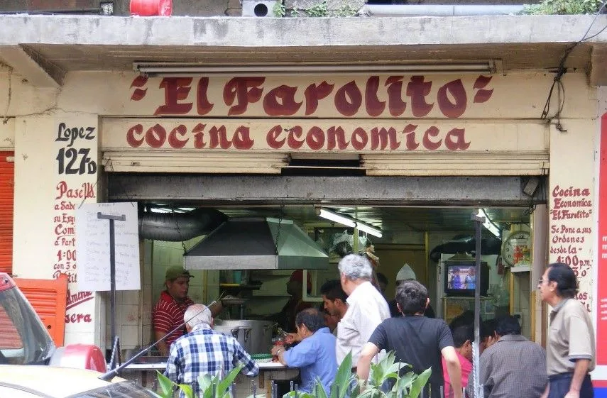 Descubre qué significa realmente la comida corrida, cuál es su origen, por qué recibe ese nombre y cómo se convirtió en una de las tradiciones gastronómicas más importantes de México.