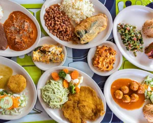 Descubre qué significa realmente la comida corrida, cuál es su origen, por qué recibe ese nombre y cómo se convirtió en una de las tradiciones gastronómicas más importantes de México.