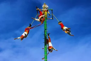 Descubre qué son los Voladores de Papantla, cuál es el origen de este antiguo ritual totonaca y por qué fue reconocido como Patrimonio Cultural Inmaterial de la Humanidad por la UNESCO.
