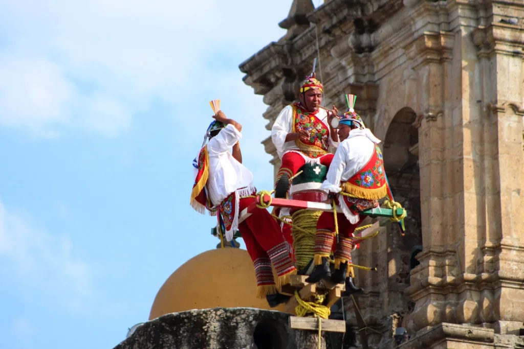 Descubre qué son los Voladores de Papantla, cuál es el origen de este antiguo ritual totonaca y por qué fue reconocido como Patrimonio Cultural Inmaterial de la Humanidad por la UNESCO.