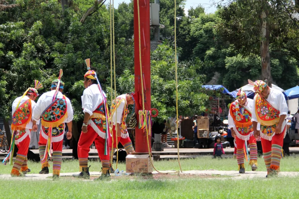 Descubre qué son los Voladores de Papantla, cuál es el origen de este antiguo ritual totonaca y por qué fue reconocido como Patrimonio Cultural Inmaterial de la Humanidad por la UNESCO.