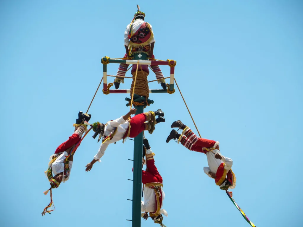 Descubre qué son los Voladores de Papantla, cuál es el origen de este antiguo ritual totonaca y por qué fue reconocido como Patrimonio Cultural Inmaterial de la Humanidad por la UNESCO.