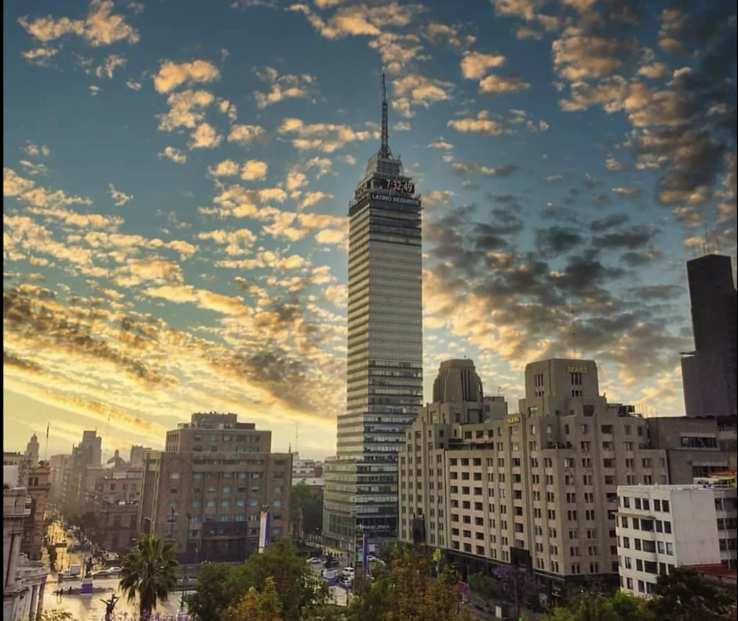 Conoce la historia de la Torre Latinoamericana, uno de los edificios más emblemáticos de la CDMX. Descubre cómo fue construida, por qué sobrevivió a grandes sismos y qué la convierte en un símbolo nacional. ¿Es de tus edificios favoritos?