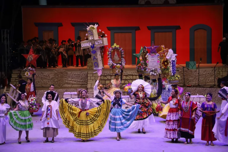 Entre antorchas, copal y tambores, el Bani Stui Gulal renació para recordar el origen profundo de Oaxaca y su fiesta más emblemática. /Foto: Gobierno de Oaxaca
