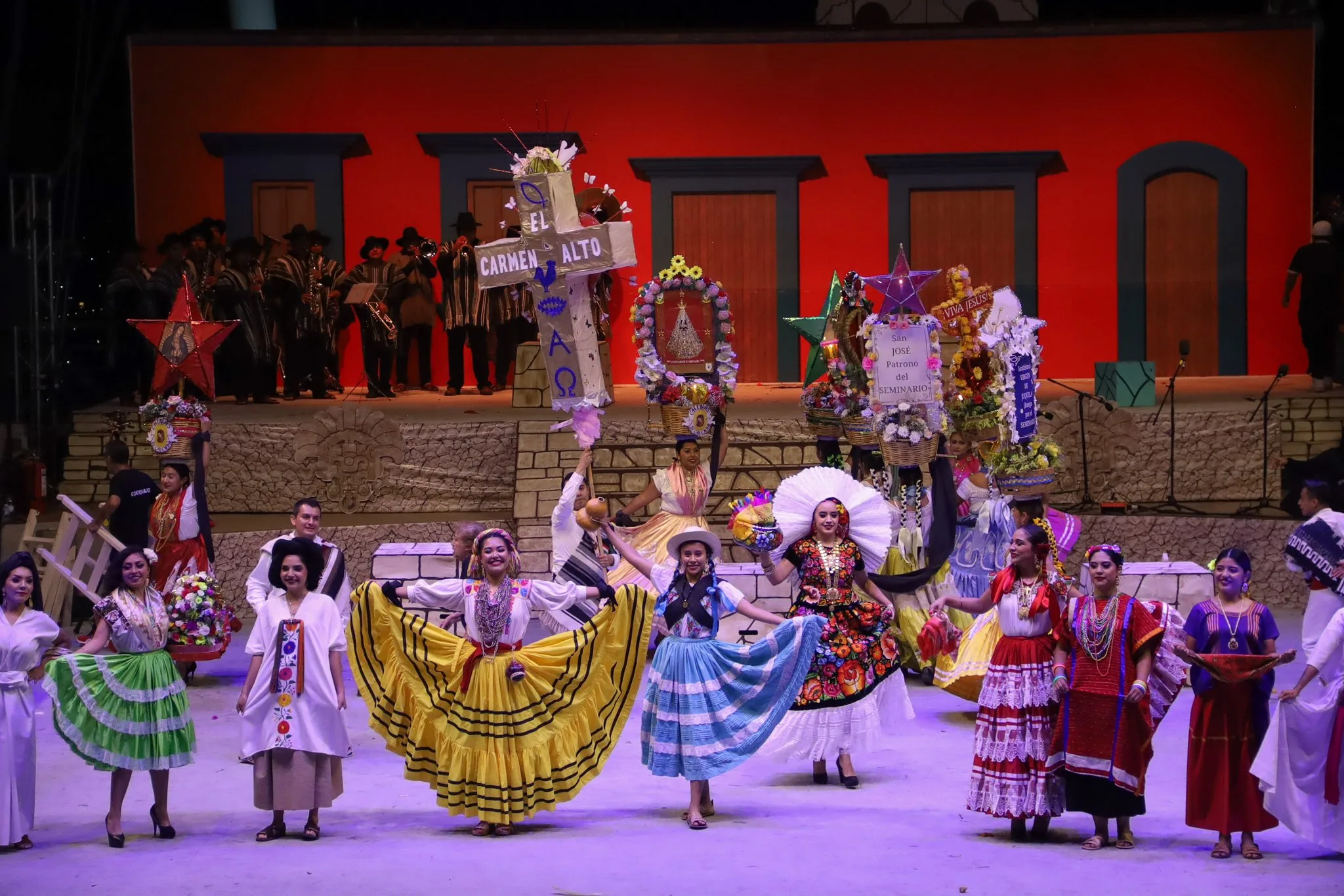 Entre antorchas, copal y tambores, el Bani Stui Gulal renació para recordar el origen profundo de Oaxaca y su fiesta más emblemática. /Foto: Gobierno de Oaxaca
