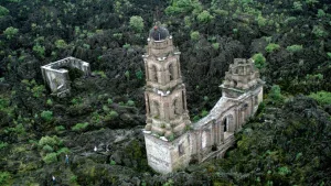 En las entrañas de Michoacán, las ruinas de San Juan Parangaricutiro narran una de las historias más sorprendentes de México./Foto: Sectur