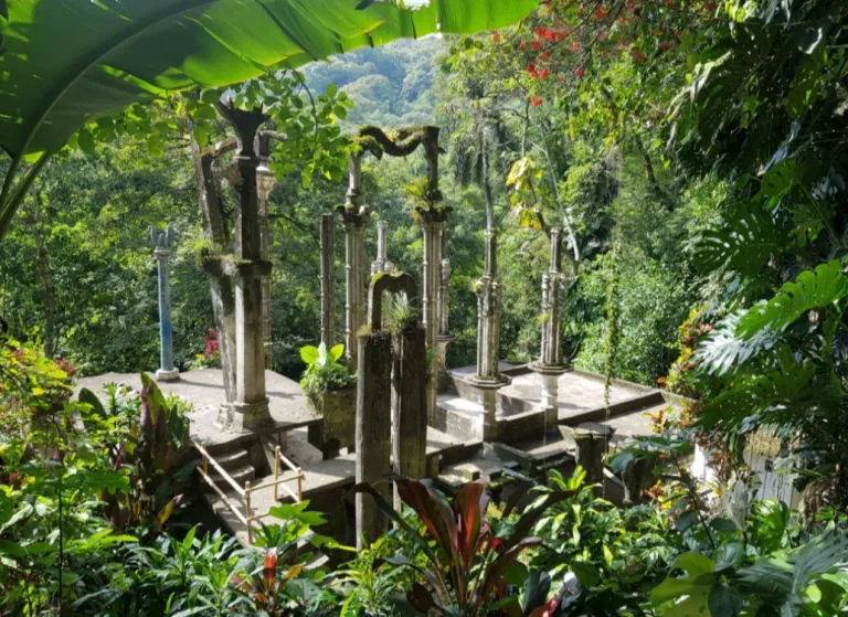 Entre cascadas, vegetación exuberante y estructuras imposibles, Las Pozas se transformaron en un laberinto de concreto y fantasía donde la naturaleza y el arte conviven como si hubieran sido creados por el mismo sueño./Foto:Wikimedia Commons