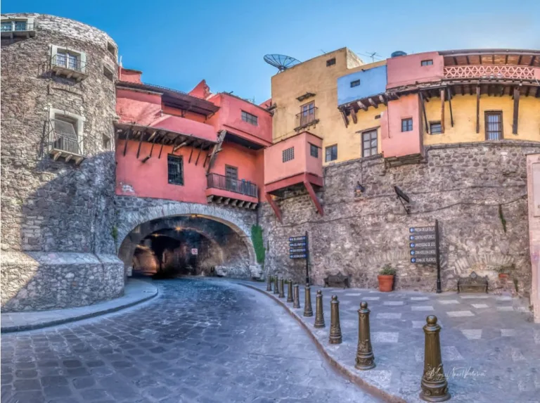 Bajo las calles coloniales de Guanajuato se extiende una red de túneles que guarda siglos de historia minera, ingeniería y misterio./Foto: Wikimedia Commons