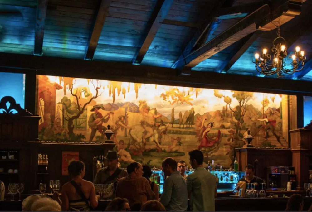 El contraataque del Bar Andaluz: El lujo de la Riviera y la musa de Beverly Hills