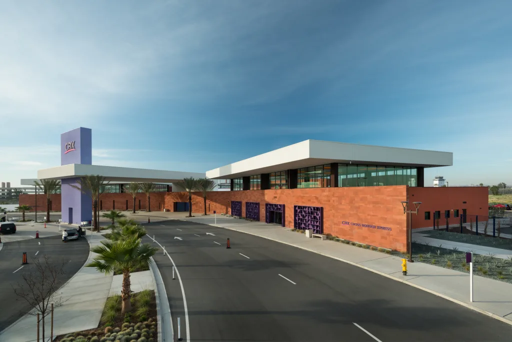 Descubre qué es Cross Border Xpress (CBX), cómo funciona el puente que conecta Tijuana con San Diego, quién puede utilizarlo y qué reveló Eduardo Schutte, director comercial de CBX, sobre el futuro de este cruce fronterizo.