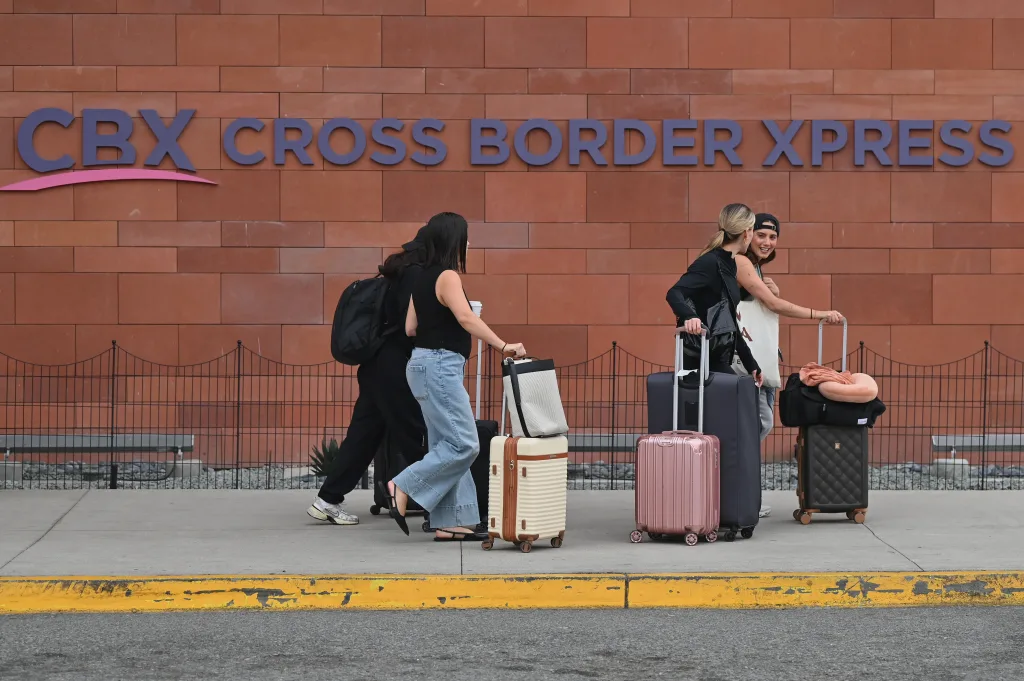 Descubre qué es Cross Border Xpress (CBX), cómo funciona el puente que conecta Tijuana con San Diego, quién puede utilizarlo y qué reveló Eduardo Schutte, director comercial de CBX, sobre el futuro de este cruce fronterizo.