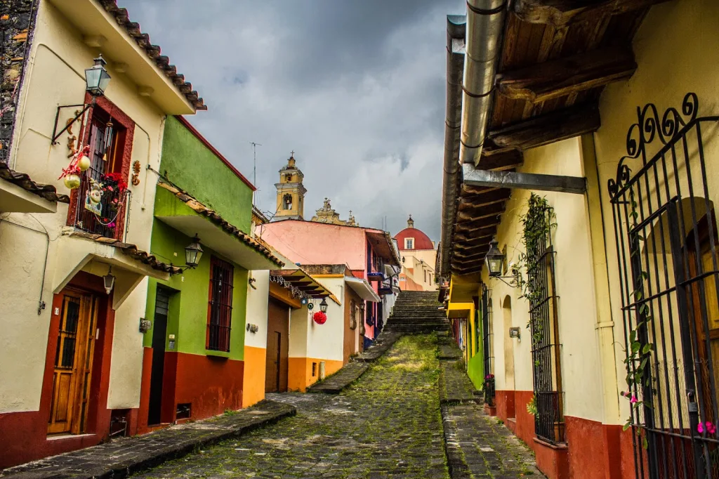 Descubre los callejones más famosos de México, desde el Callejón del Beso en Guanajuato hasta el misterioso Callejón del Diablo en la CDMX. Conoce su historia, leyendas y por qué se han convertido en atractivos turísticos imperdibles.