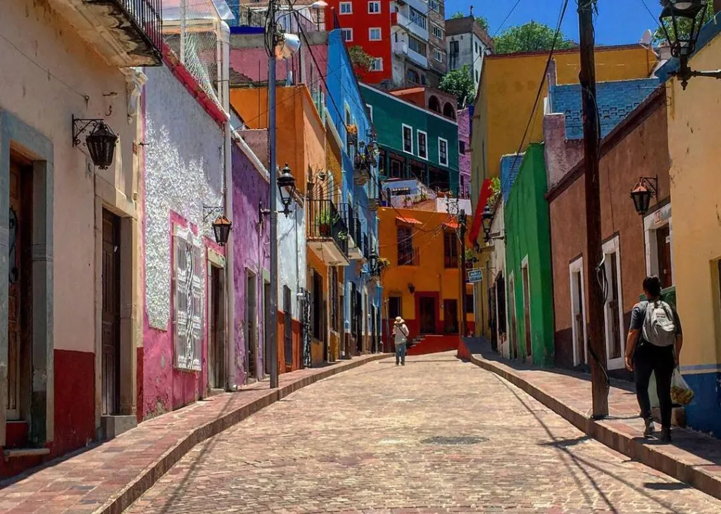 Descubre los callejones más famosos de México, desde el Callejón del Beso en Guanajuato hasta el misterioso Callejón del Diablo en la CDMX. Conoce su historia, leyendas y por qué se han convertido en atractivos turísticos imperdibles.