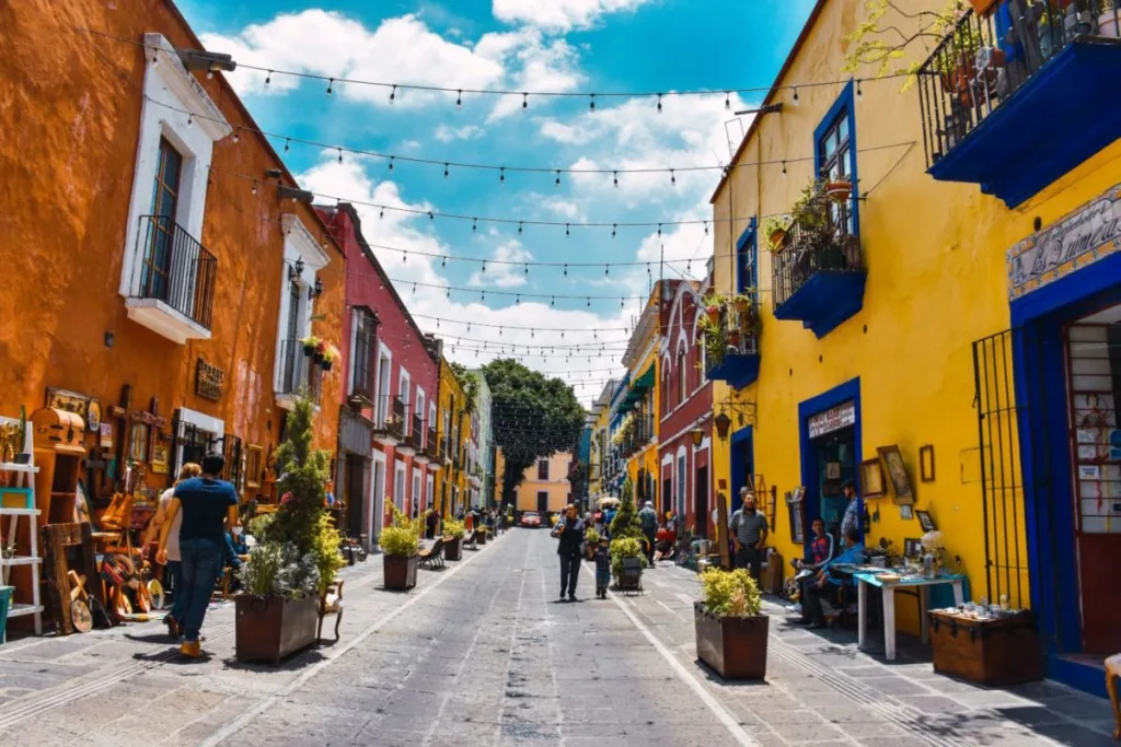 Descubre los callejones más famosos de México, desde el Callejón del Beso en Guanajuato hasta el misterioso Callejón del Diablo en la CDMX. Conoce su historia, leyendas y por qué se han convertido en atractivos turísticos imperdibles.