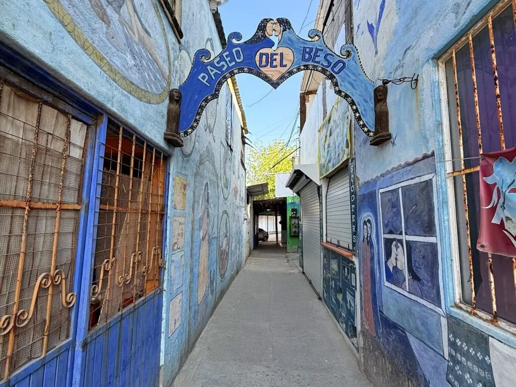 Descubre los callejones más famosos de México, desde el Callejón del Beso en Guanajuato hasta el misterioso Callejón del Diablo en la CDMX. Conoce su historia, leyendas y por qué se han convertido en atractivos turísticos imperdibles.
