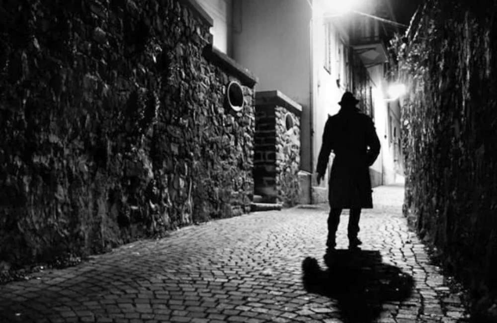 Descubre los callejones más famosos de México, desde el Callejón del Beso en Guanajuato hasta el misterioso Callejón del Diablo en la CDMX. Conoce su historia, leyendas y por qué se han convertido en atractivos turísticos imperdibles.