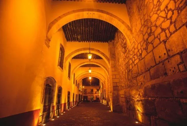 Descubre los callejones más famosos de México, desde el Callejón del Beso en Guanajuato hasta el misterioso Callejón del Diablo en la CDMX. Conoce su historia, leyendas y por qué se han convertido en atractivos turísticos imperdibles.