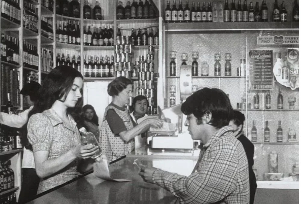Descubre de dónde surgió la palabra “teporocho”, qué significa realmente, cuál es la famosa historia del “té por ocho” y qué dicen los especialistas sobre el origen de este popular mexicanismo.