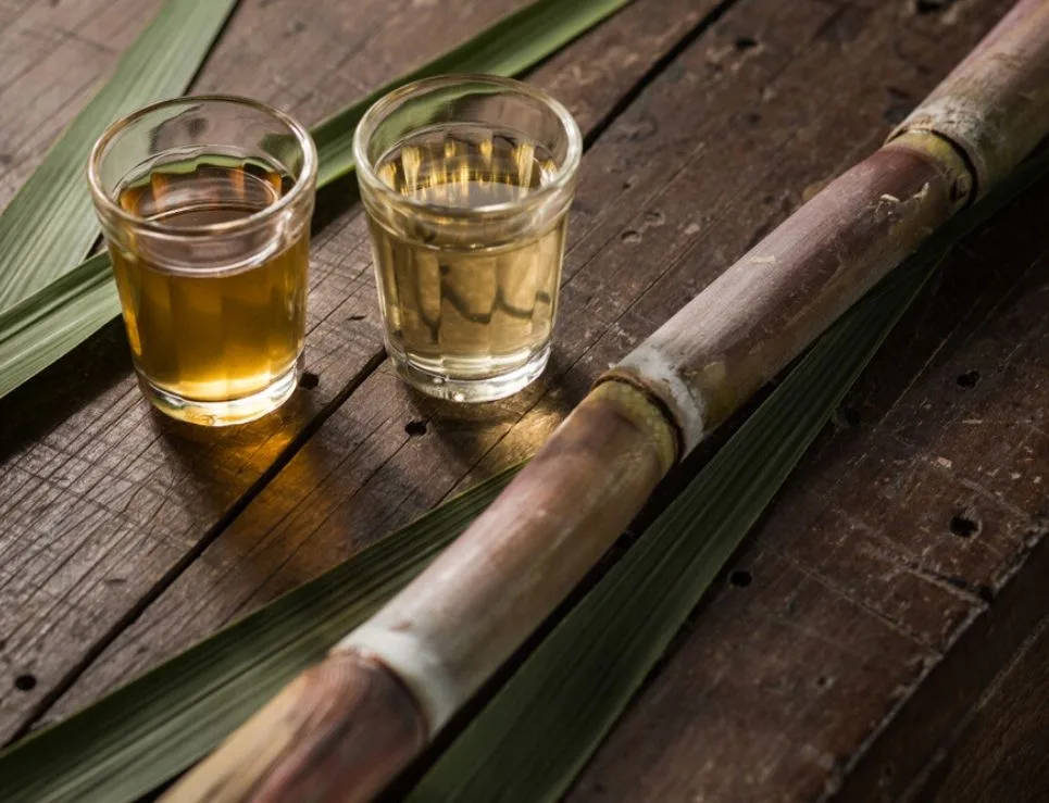 Descubre qué es la charanda, el ron mexicano originario de Michoacán. Conoce su historia, cómo se elabora, por qué tiene Denominación de Origen y dónde probar este destilado único.
