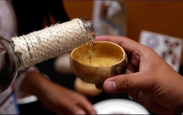 Descubre qué es la charanda, el ron mexicano originario de Michoacán. Conoce su historia, cómo se elabora, por qué tiene Denominación de Origen y dónde probar este destilado único.
