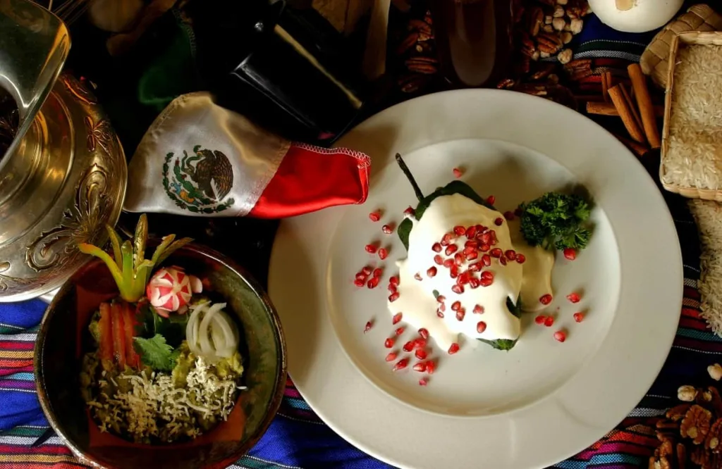 Descubre qué es el chile en nogada, cuál es su origen, por qué se relaciona con la Independencia de México y qué hace de este platillo una de las joyas más importantes de la gastronomía mexicana.