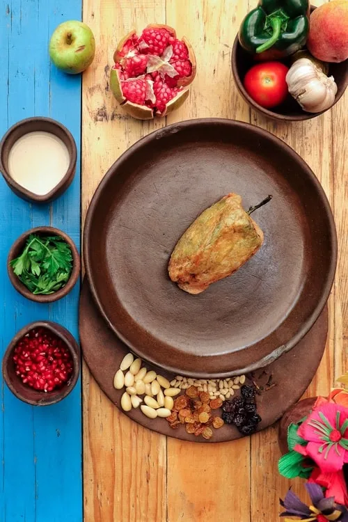 Descubre qué es el chile en nogada, cuál es su origen, por qué se relaciona con la Independencia de México y qué hace de este platillo una de las joyas más importantes de la gastronomía mexicana.