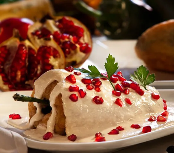 Descubre qué es el chile en nogada, cuál es su origen, por qué se relaciona con la Independencia de México y qué hace de este platillo una de las joyas más importantes de la gastronomía mexicana.