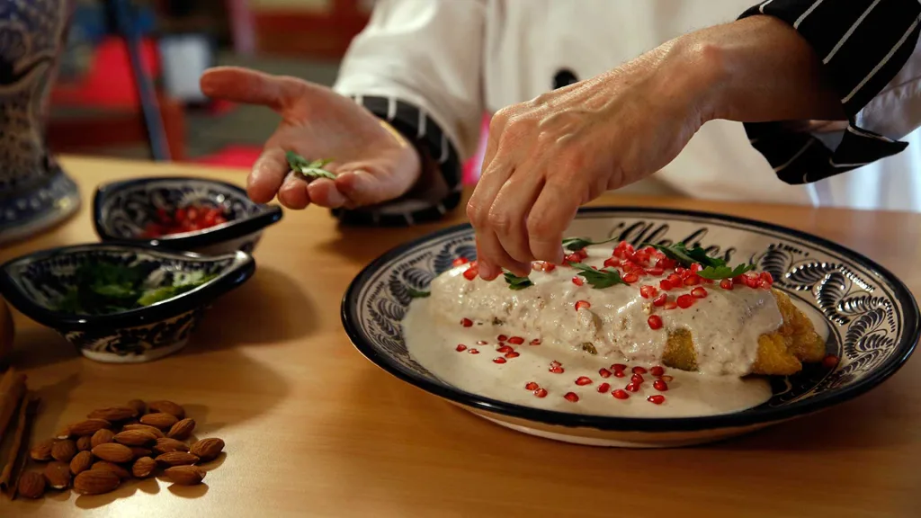 Descubre qué es el chile en nogada, cuál es su origen, por qué se relaciona con la Independencia de México y qué hace de este platillo una de las joyas más importantes de la gastronomía mexicana.