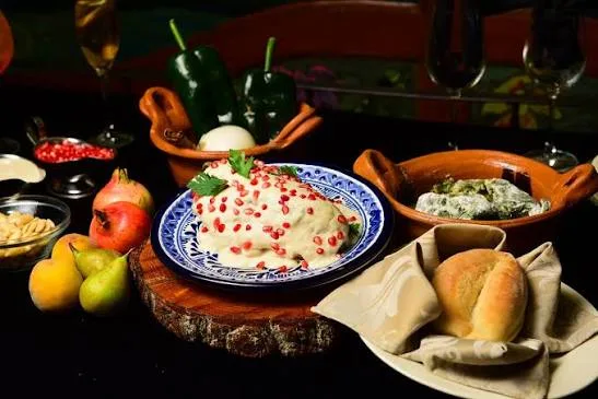 Descubre qué es el chile en nogada, cuál es su origen, por qué se relaciona con la Independencia de México y qué hace de este platillo una de las joyas más importantes de la gastronomía mexicana.