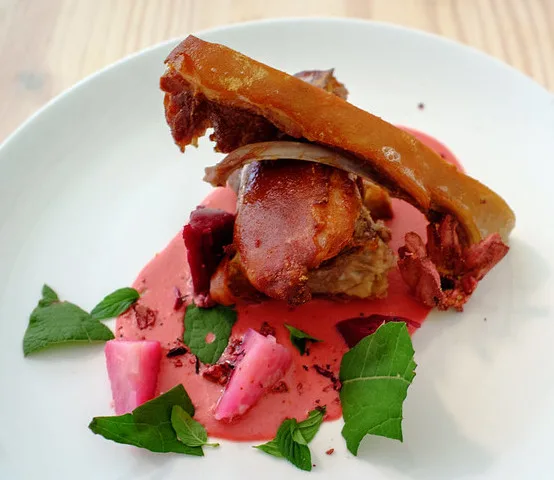 Descubre por qué existe el mole rosa, cuál es su origen, qué ingredientes lleva, en qué parte de México nació y por qué se ha convertido en uno de los platillos más exclusivos de la gastronomía mexicana.