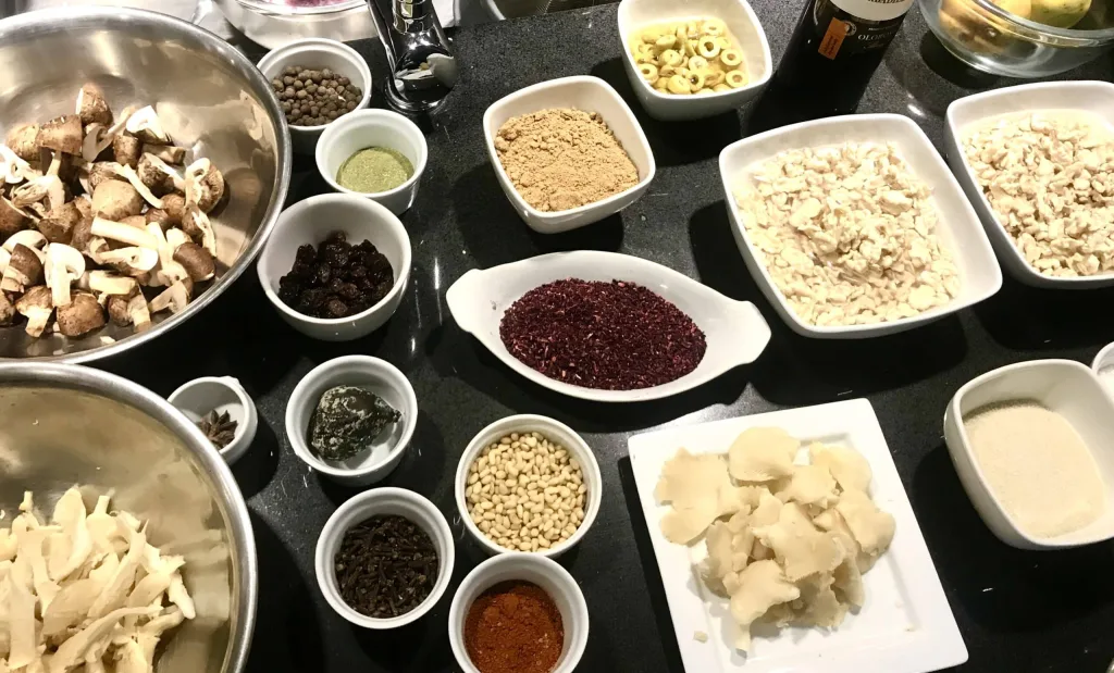 Descubre por qué existe el mole rosa, cuál es su origen, qué ingredientes lleva, en qué parte de México nació y por qué se ha convertido en uno de los platillos más exclusivos de la gastronomía mexicana.
