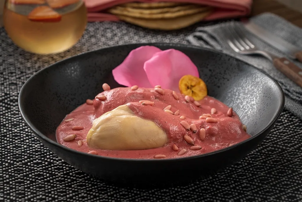 Descubre por qué existe el mole rosa, cuál es su origen, qué ingredientes lleva, en qué parte de México nació y por qué se ha convertido en uno de los platillos más exclusivos de la gastronomía mexicana.