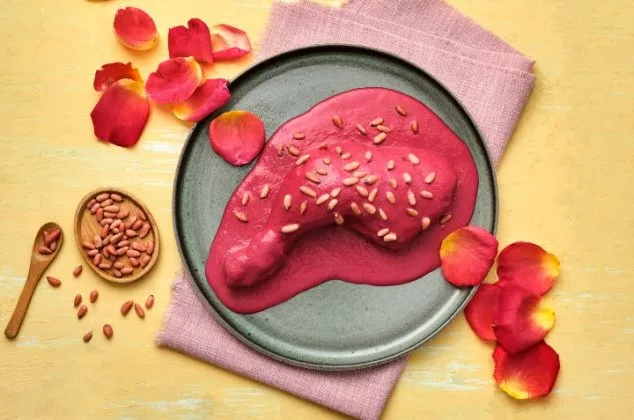 Descubre por qué existe el mole rosa, cuál es su origen, qué ingredientes lleva, en qué parte de México nació y por qué se ha convertido en uno de los platillos más exclusivos de la gastronomía mexicana.
