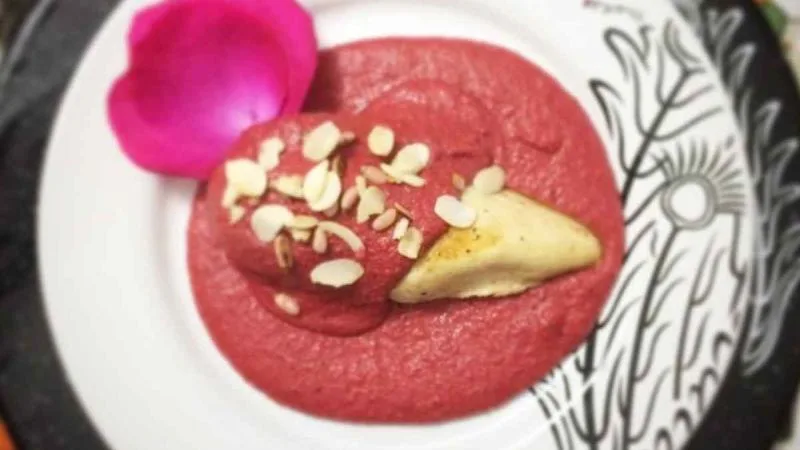 Descubre por qué existe el mole rosa, cuál es su origen, qué ingredientes lleva, en qué parte de México nació y por qué se ha convertido en uno de los platillos más exclusivos de la gastronomía mexicana.