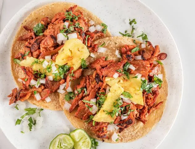 ¿Por qué los tacos al pastor llevan piña? Descubre el verdadero origen de esta combinación y las teorías que explican por qué este ingrediente se volvió indispensable.